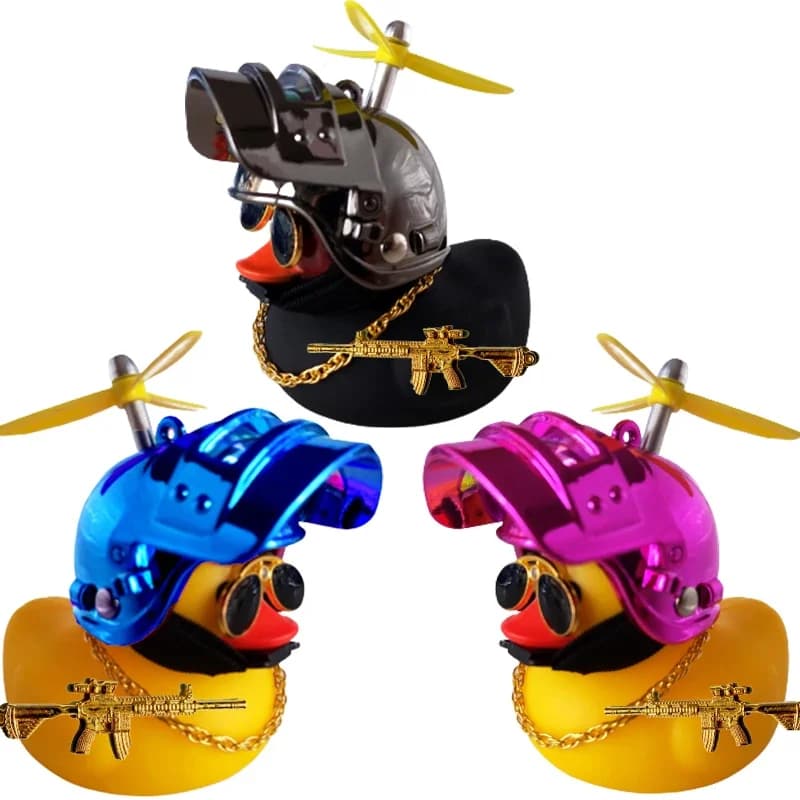 Accessoires de moteur canard jaune avec casque pour vélo sans lumières accessoires de voiture automatique canard dans la voiture décoration