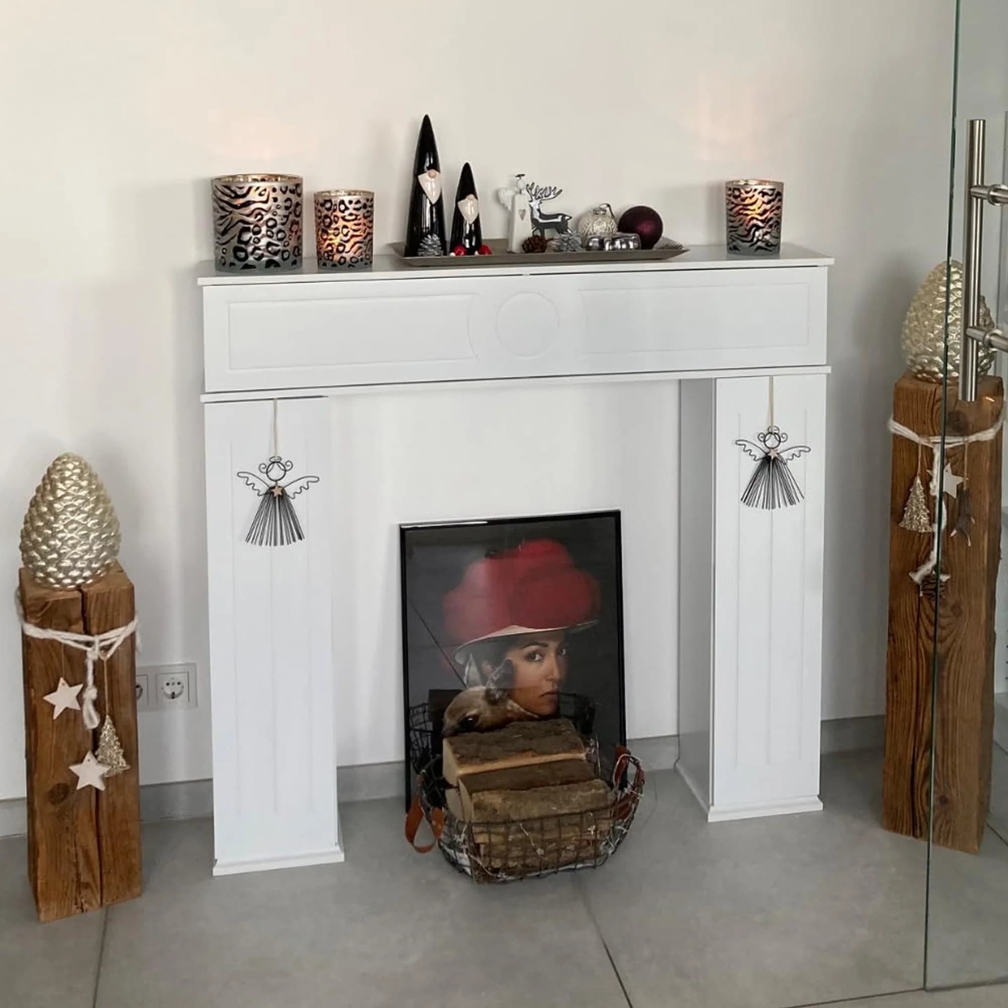 Meuble de cheminée à trois portes Superaly avec espace de rangement, cadre de cheminée décoratif en bois, console de cheminée pour salon, blanc