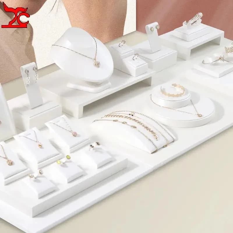 Ensemble d'exposition luxueux, présentoir à bijoux, organisateur de pendentif de collier en cuir blanc, vitrine de comptoir de fenêtre de bijoux