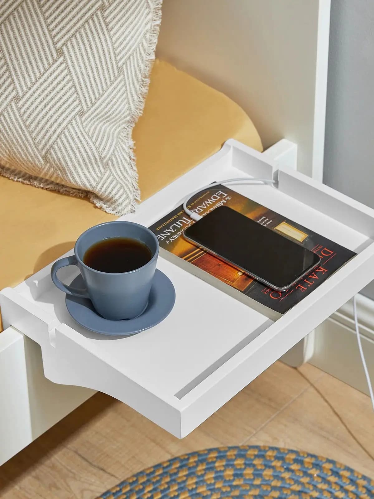 SoBuy NKD01 plateau de lit avec câble table de chevet étagère pour télécommande de téléphone portable pinces en bambou