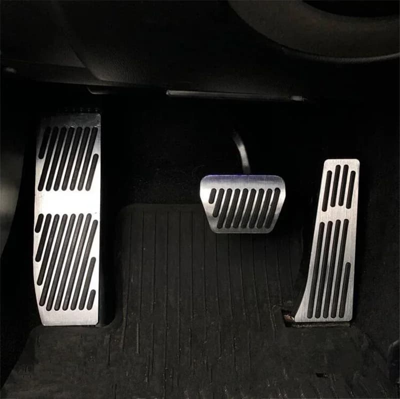 Plaquettes de pédale de repos de pied de frein de carburant de gaz d'accélérateur antidérapant de perçage pour BMW série 1,3 X1 E39 E46 E87 E90