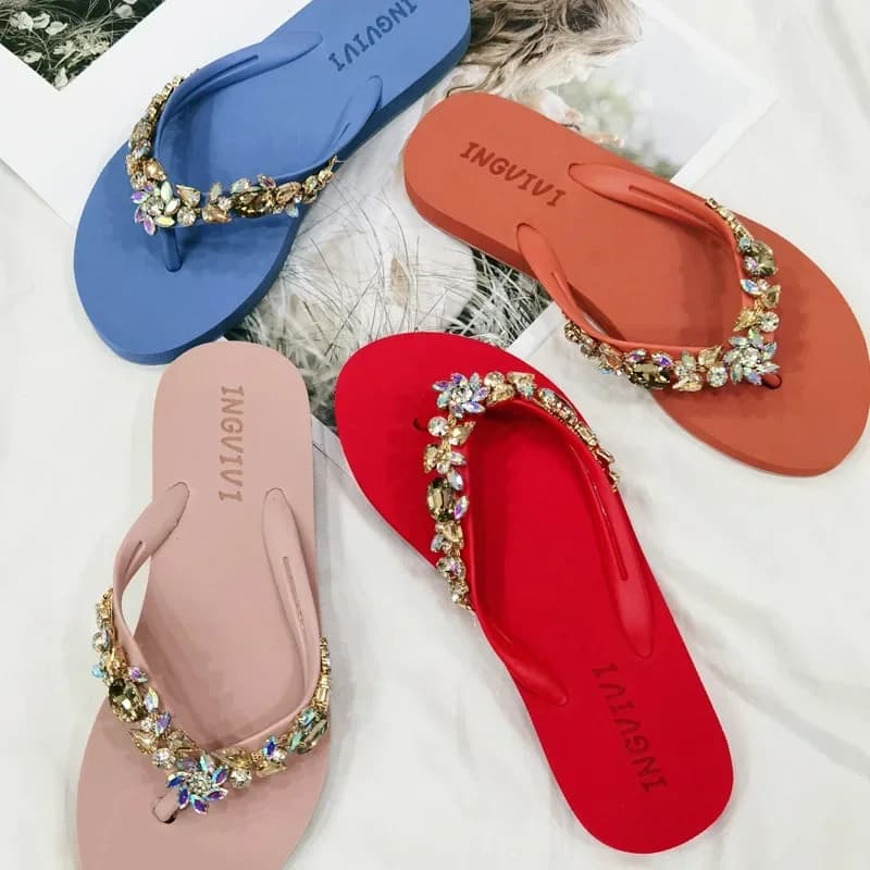 Pantoufles plates d'été en strass avec chaîne en strass, pantoufles de plage à talons inclinés, tongs pour femmes