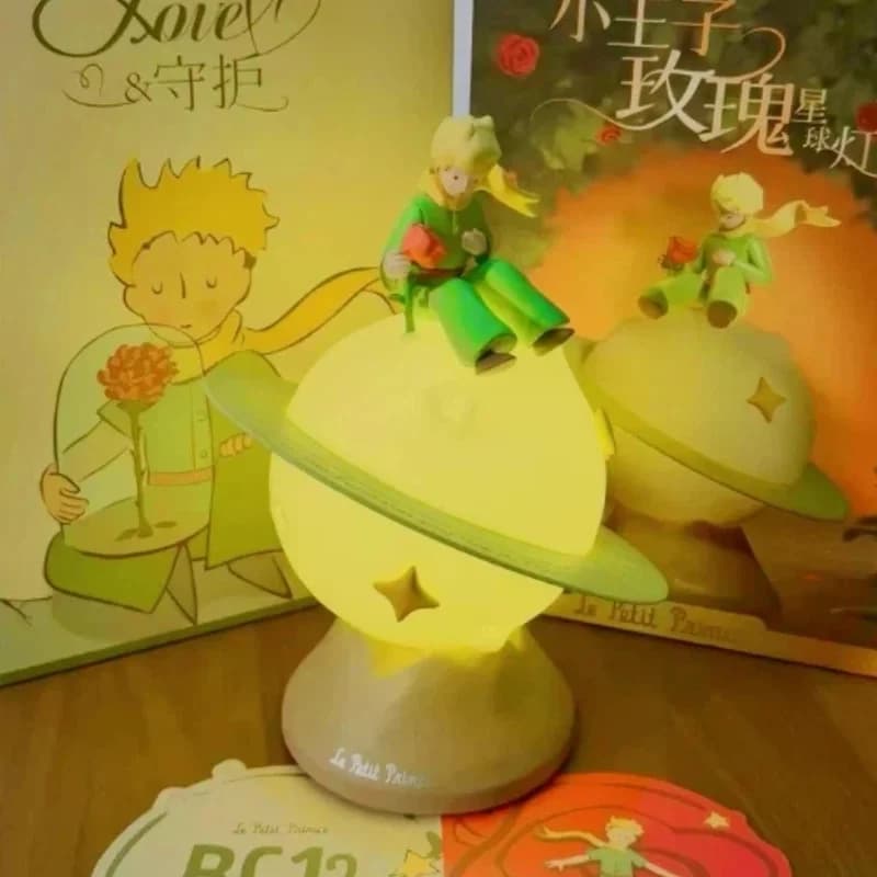 Veilleuse Rotative Le Petit Prince Co-marquée Rose Planet, Lumière d'Ambiance Douce, Ornement de Chevet, Décoration de Chambre, Cadeau pour le