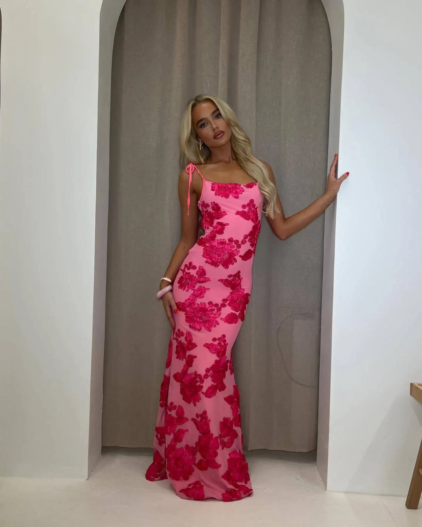 Une robe florale tridimensionnelle sexy avec un haut licou qui couvre les fesses