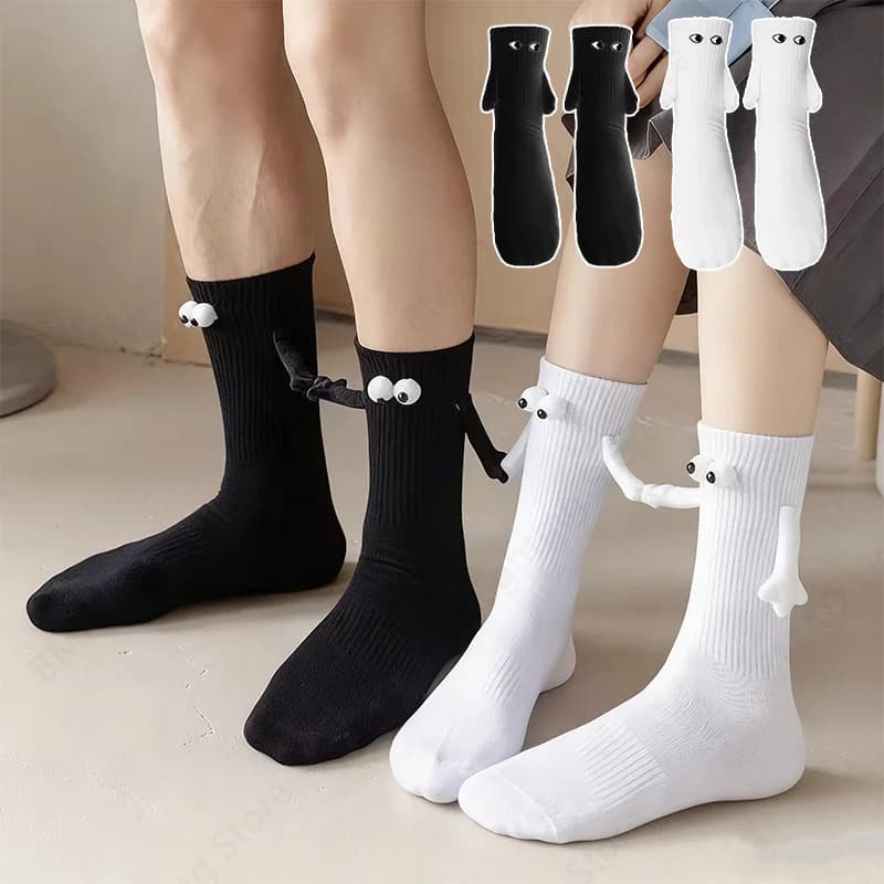 Chaussettes magnétiques avec mains pour femmes et hommes, mode noir blanc, drôle, mignon, yeux de dessin animé, Couple, chaussettes mi-tube pour