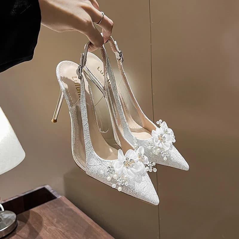 Chaussures de mariée françaises dorées pour femme, talons fins, bout pointu, bouche peu profonde, fleurs en strass, sandales à talons hauts