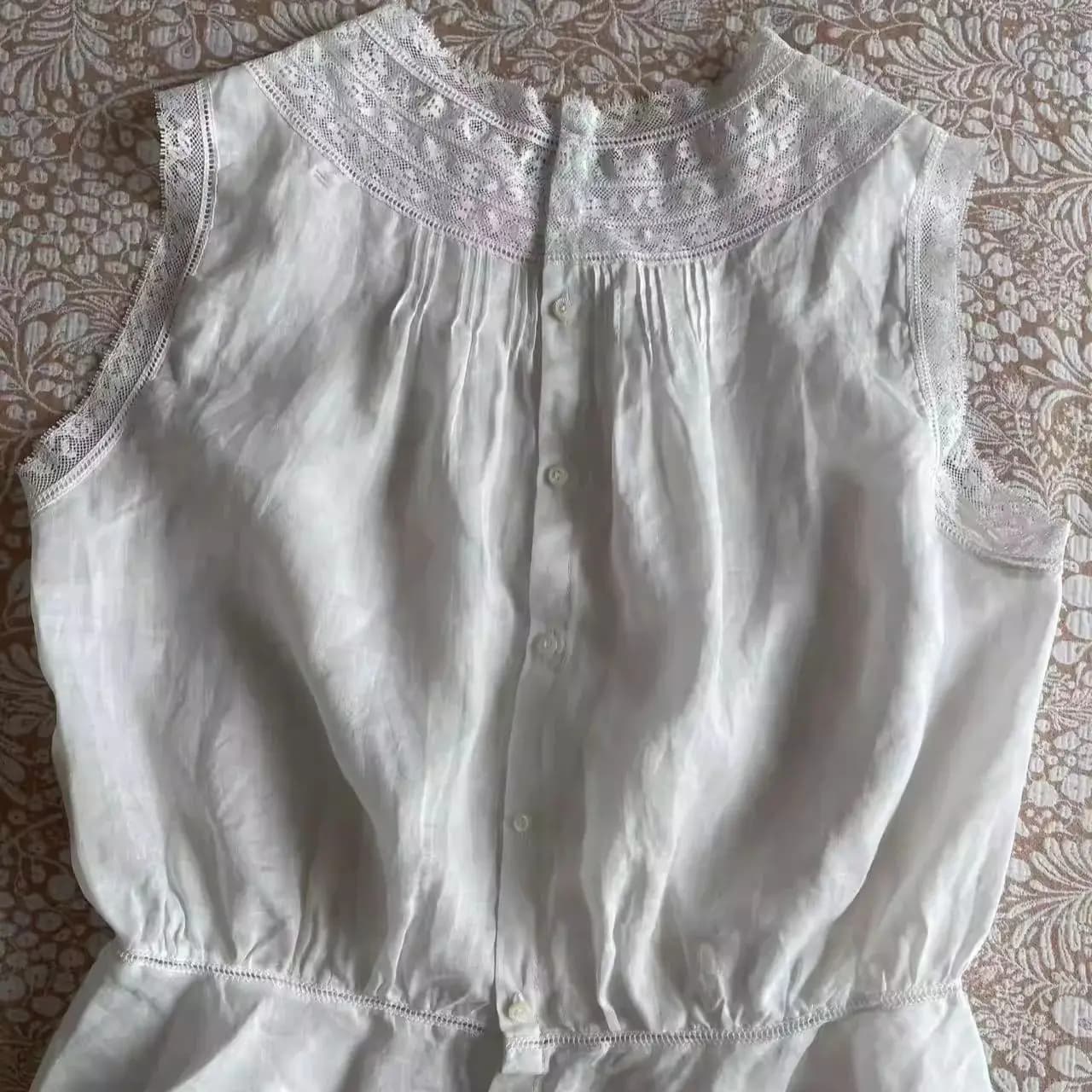 Débardeur blanc 100 % Ramie pour femme avec broderie en dentelle, patchwork, col rond, sans manches et ourlet à volants – Gilet tendance pour