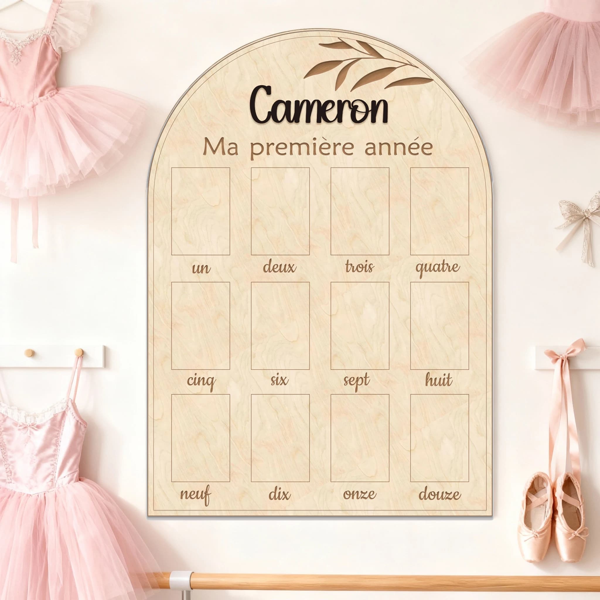 Tableau de première année pour bébé français avec nom personnalisé – Cadre photo en bois avec 12 emplacements pour les halons mensuels,