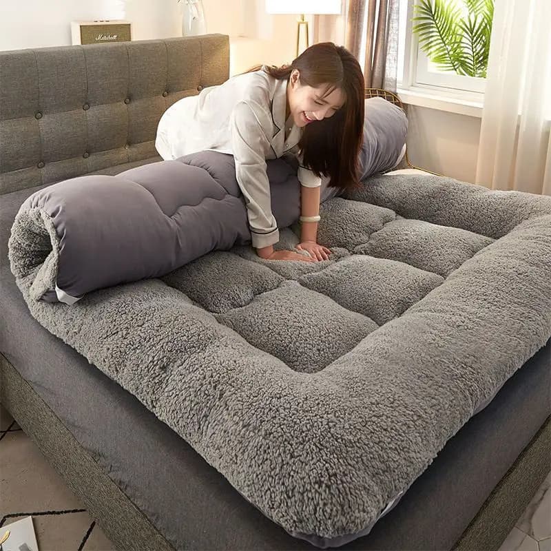 Le plus récent matelas épaissi chaud en laine d'agneau matelas Tatami matelas de dortoir d'étudiant antidérapant pliable pour chambre canapé-lit