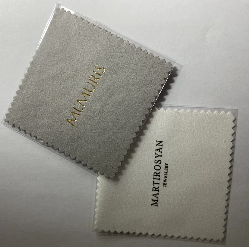 200 pièces de sacs OPP personnalisés avec logo en relief 8*8cm, en tissu microfibre suédé bleu pour le nettoyage des bijoux en argent, finition