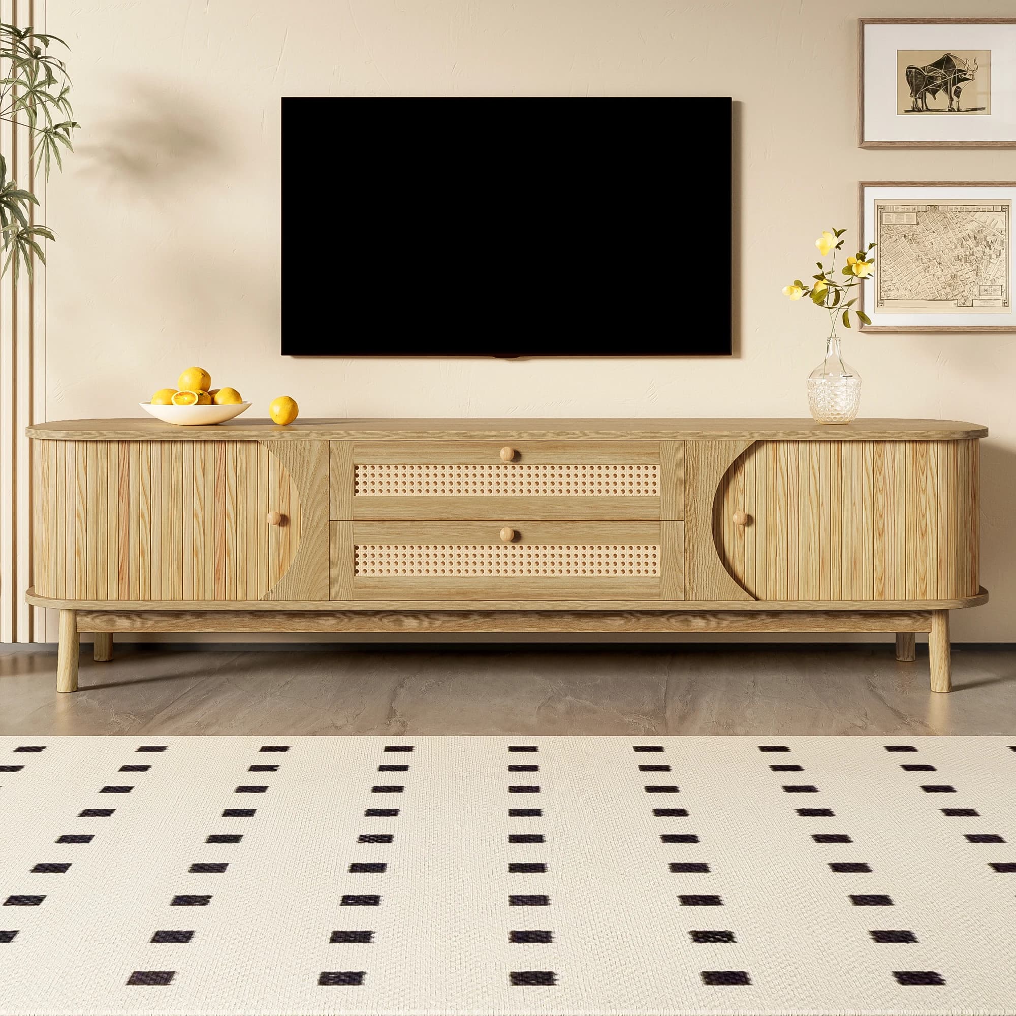 Meuble TV – Meuble TV en mélange de bois naturel avec portes et tiroirs. Meubles TV avec côtés en rotin. Style campagnard naturel
