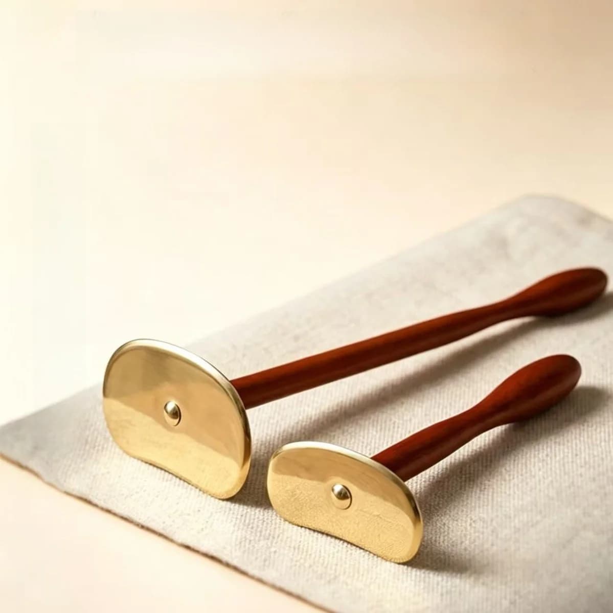 Outil Gua Sha en Cuivre Pur Ergonomique – Planche de Grattage Facile pour Auto-Massage du Dos, du Cou et des Épaules – Relaxation Musculaire