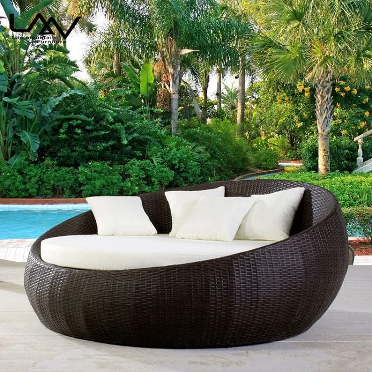 Lit de repos rond moderne d'extérieur en osier avec auvent pour jardin, patio, plage et piscine