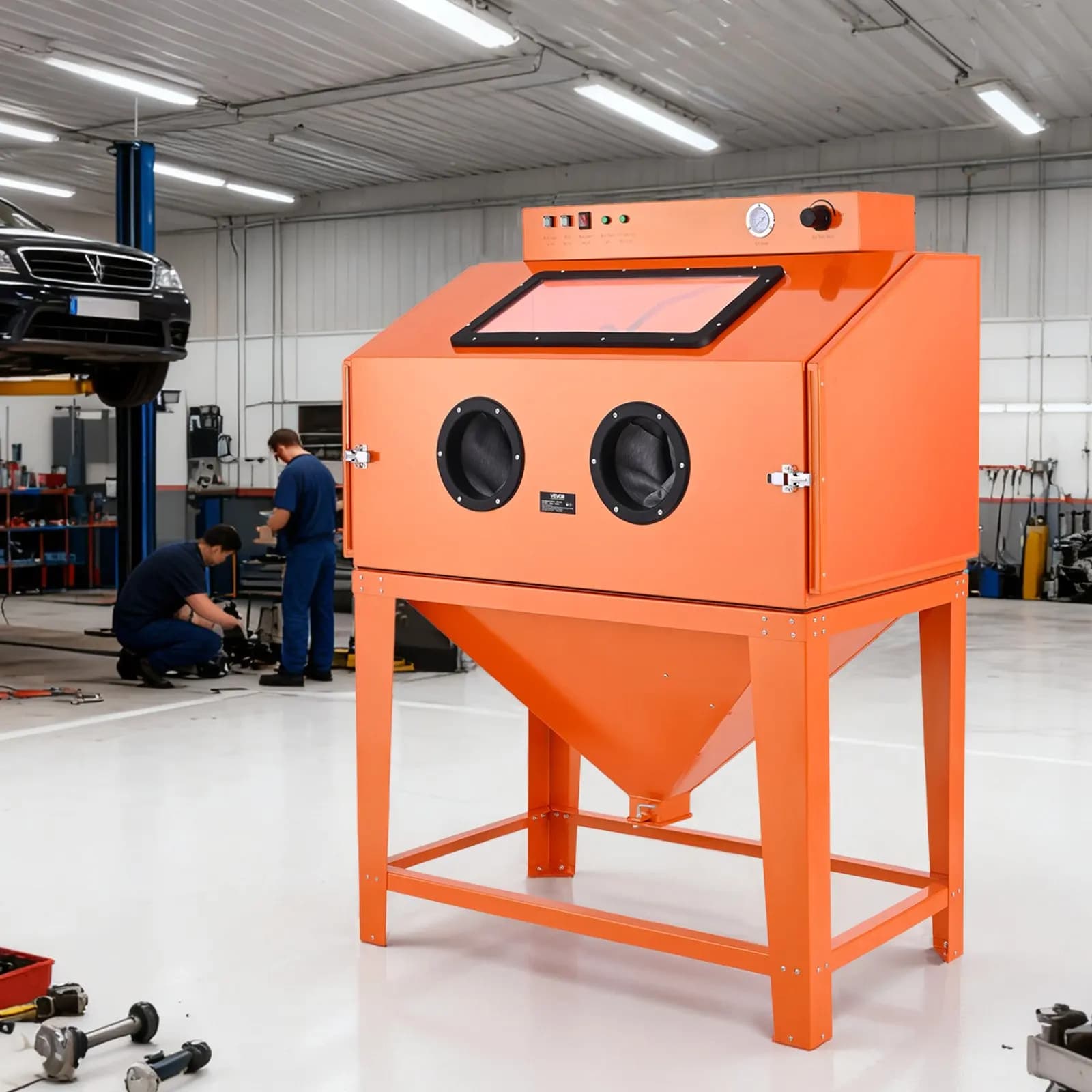 Cabine de sablage de 435 litres. Équipé d'un réservoir abrasif de 117 litres, de deux pistolets de pulvérisation et d'un système de