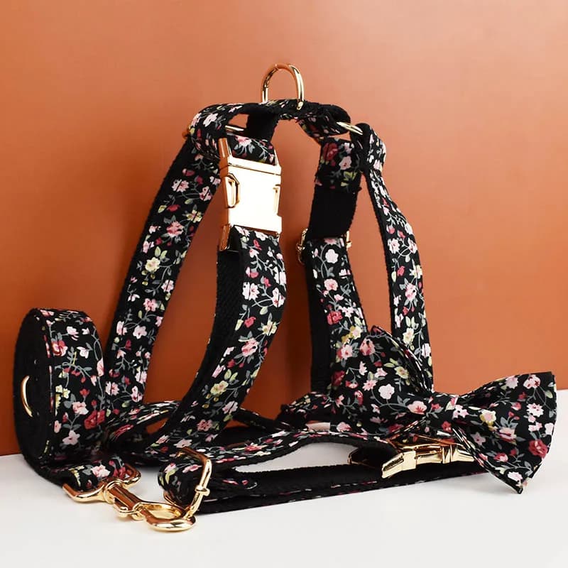 Accessoires de luxe pour animaux de compagnie, design personnalisé, logo, fond noir, sublimation florale, collier, laisse, harnais et nœud pour