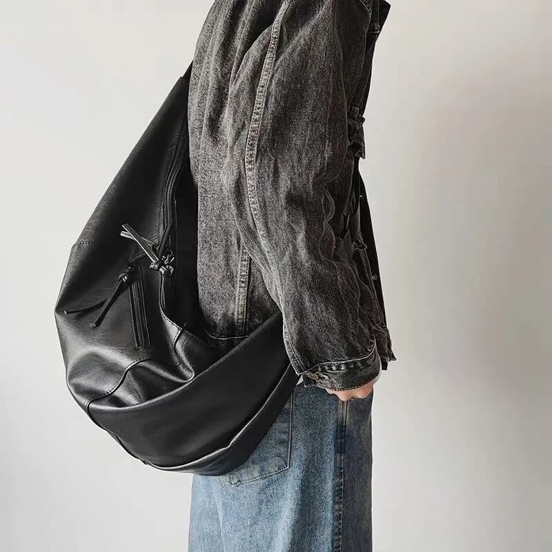 Sac à bandoulière élégant en PU en forme de boulette pour hommes, adapté aux sorties décontractées et aux besoins de grande capacité