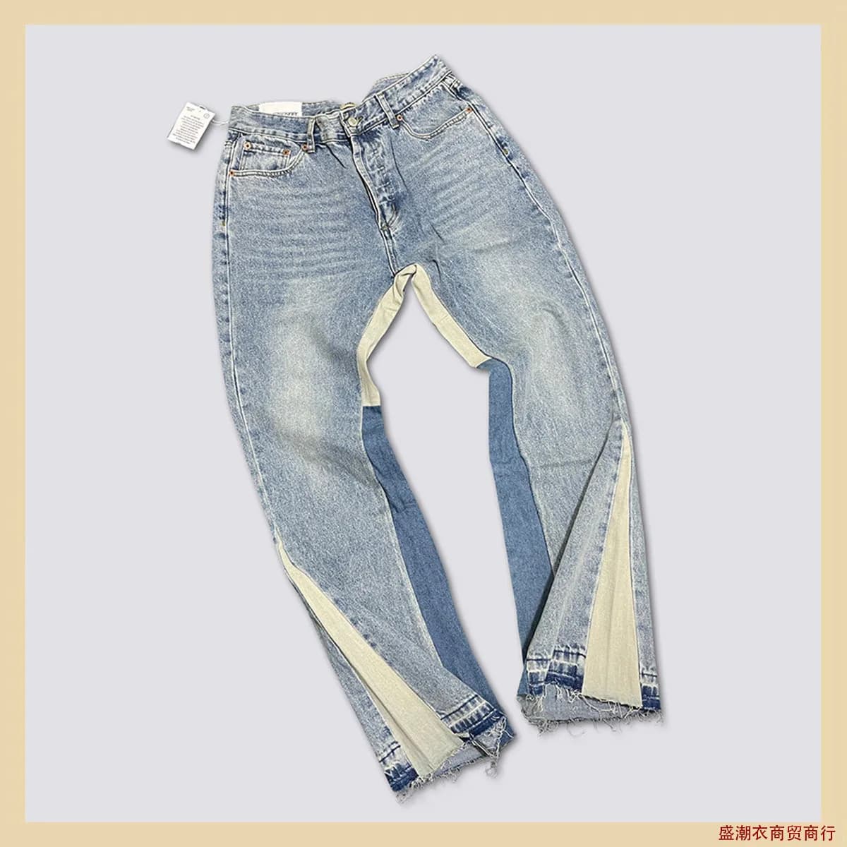 Jeans pattes d'éléphant en denim délavé et usé avec patchwork