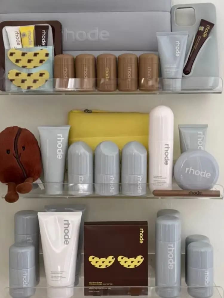 Édition limitée : Gloss à lèvres Ribbon Espresso Toast, Nettoyant quotidien Pineapple Refresh, Baume hydratant intensif Barrière Beurre, Soins du