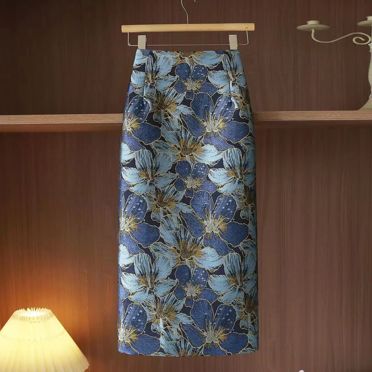 Nouveau Style de printemps rétro or soie bleu fleur jupe à la mode Jacquard dos fente hanche jupe femmes polyvalent jupe Midi