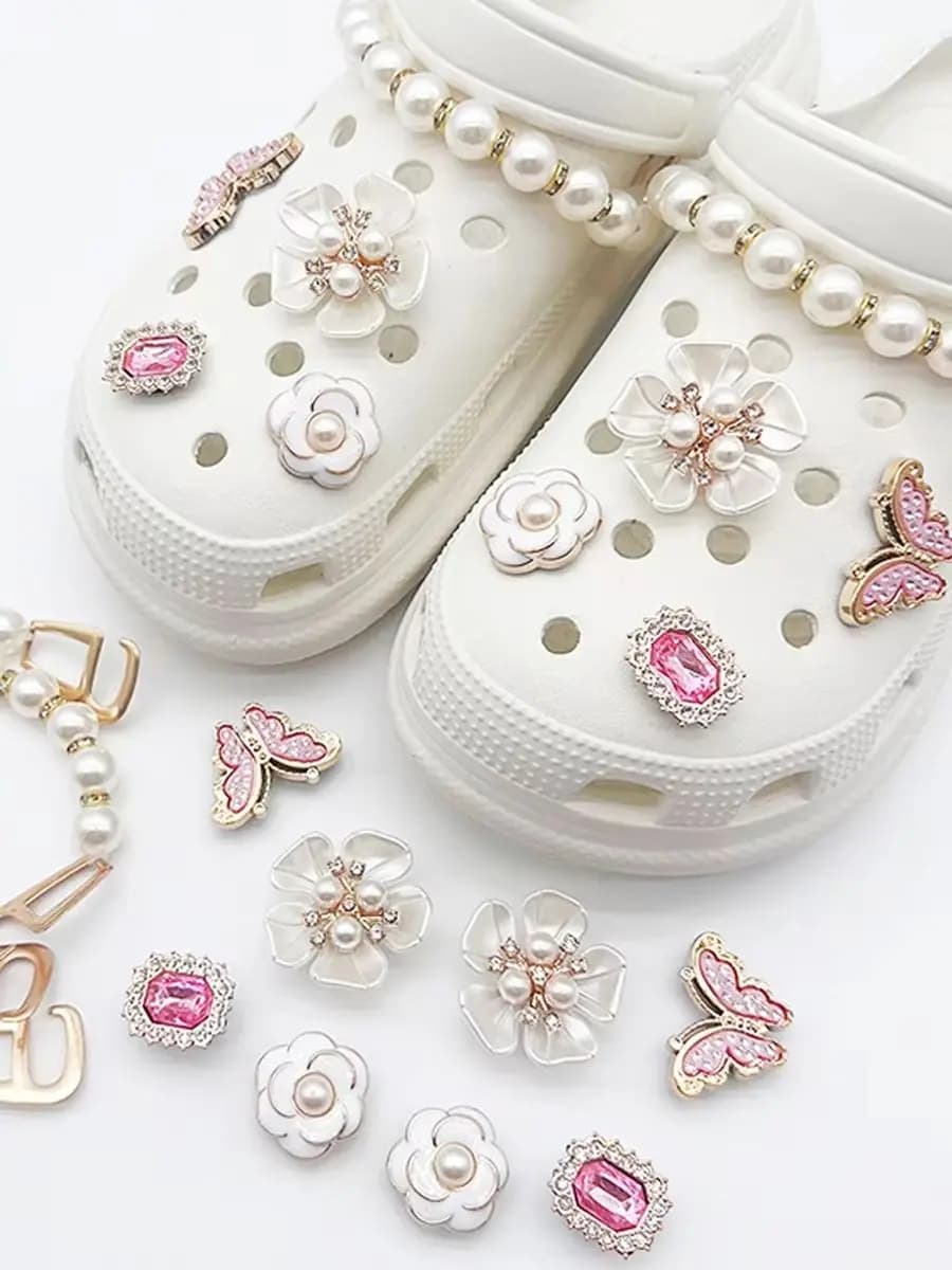 Kit d'accessoires pour chaussures DIY : décorations florales et chaînes de perles pour chaussures perforées pour filles