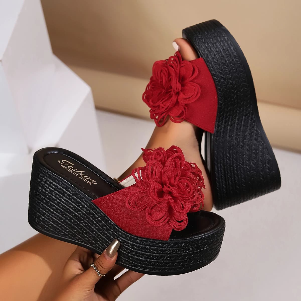 Pantoufles à l'offre elles compensées pour femmes, sandales à plateforme de plage, pantoufles à fleurs à la mode, pantoufles à talons hauts,