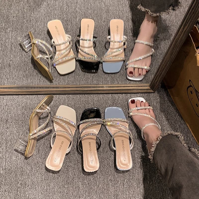 Sandales à biscuits pour femmes, pantoufles à talons carrés en cristal, simples et brillantes, vacances avec jupe, tendance de la mode, été 2024