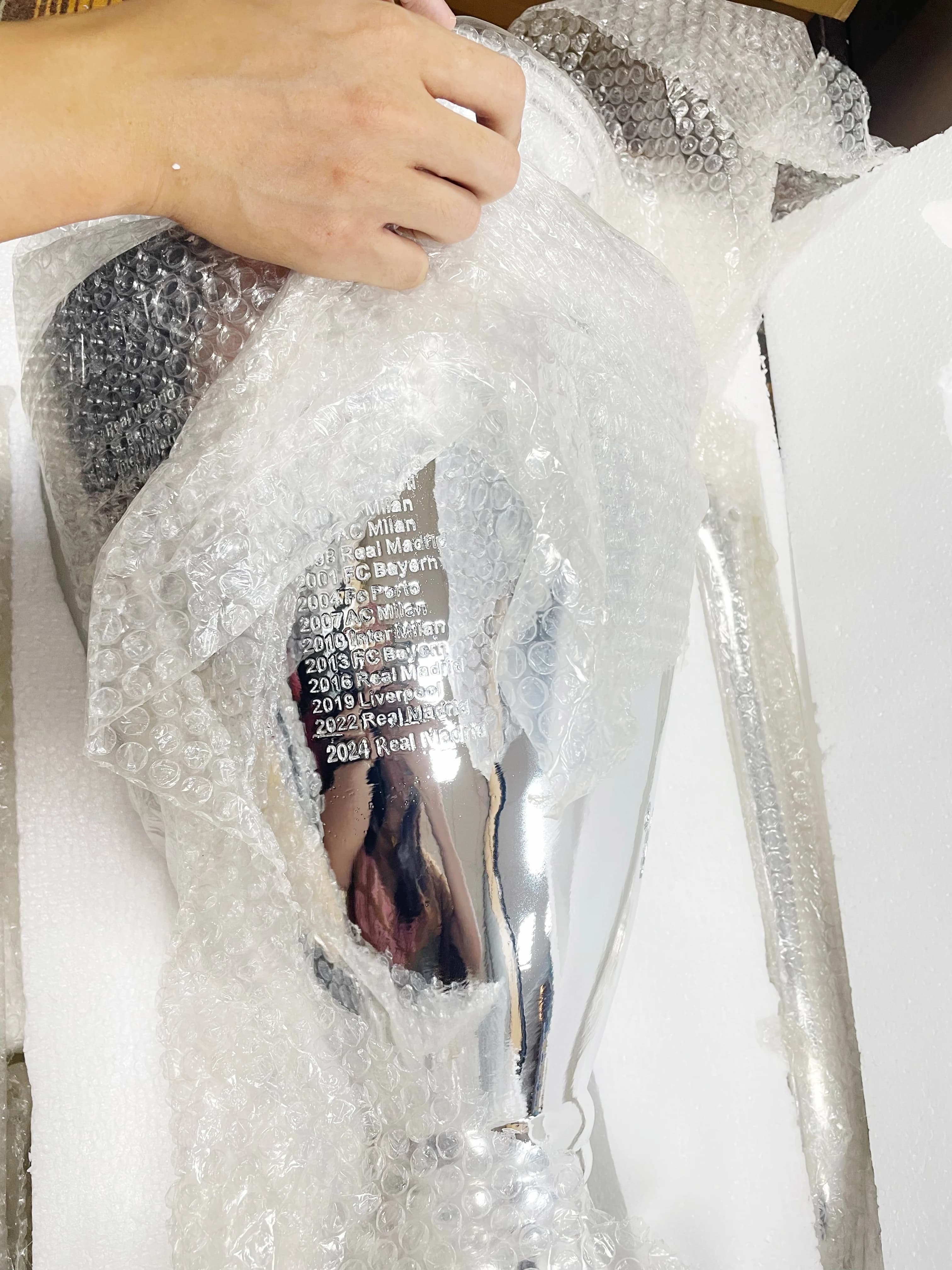 1 pièce Trophée de champion de football en résine robuste, trophée sportif amusant pour matchs de football, décoration pour bar et club