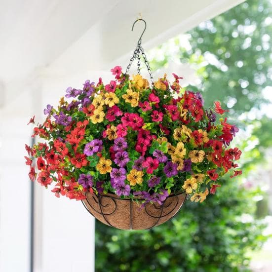 Panier suspendu de fleurs artificielles, fausses fleurs avec feuilles d'eucalyptus, jardinière suspendue, comprend des fleurs pour le printemps,