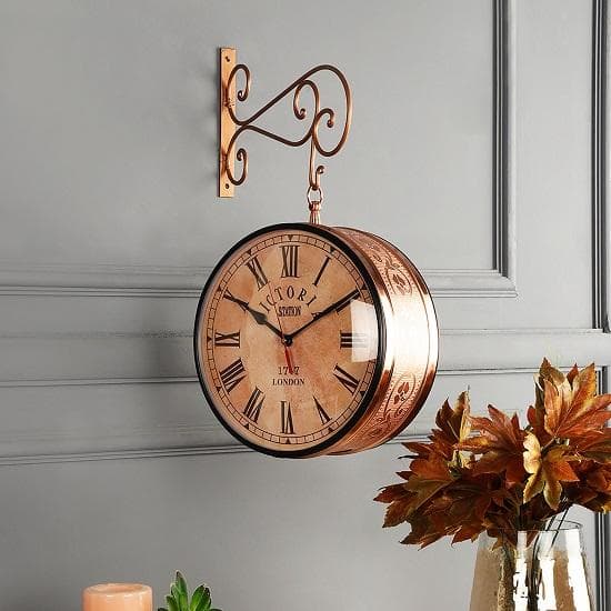 Horloge de gare Victoria à double face en cuivre avec cadran sculpté en métal et support en métal