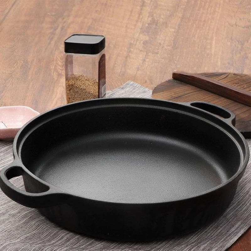 Poêle à frire en fonte robuste, antiadhésive, compatible avec les cuisinières à induction et à gaz, adaptée à une utilisation traditionnelle.