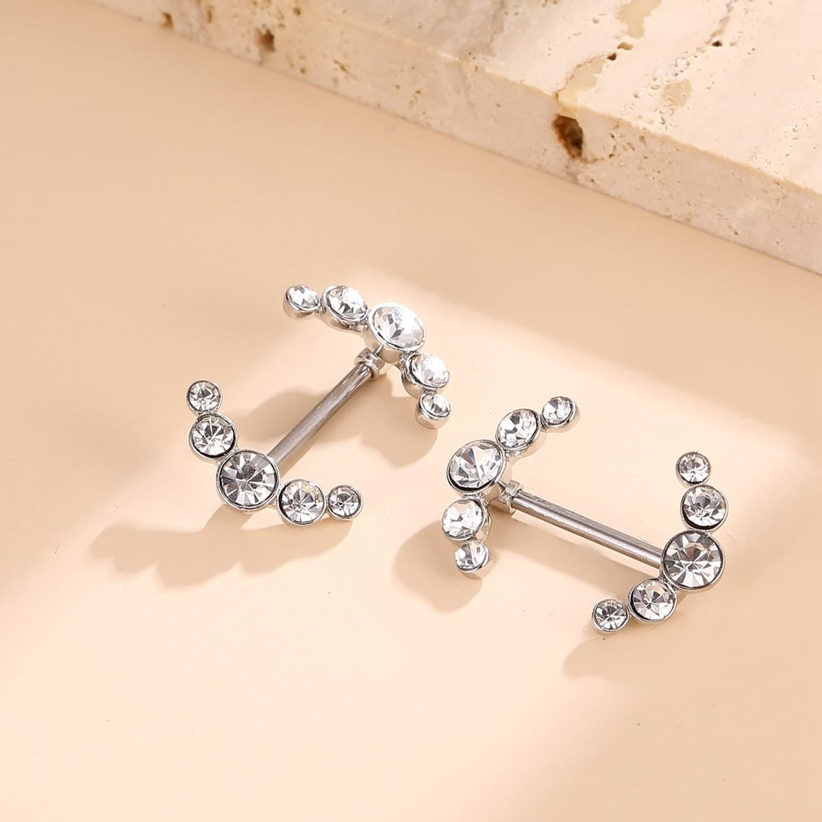 2 pièces Anneaux de tétons en acier inoxydable avec cristaux, forme sexy en C. Bijoux de piercing de téton symétriques pour femmes