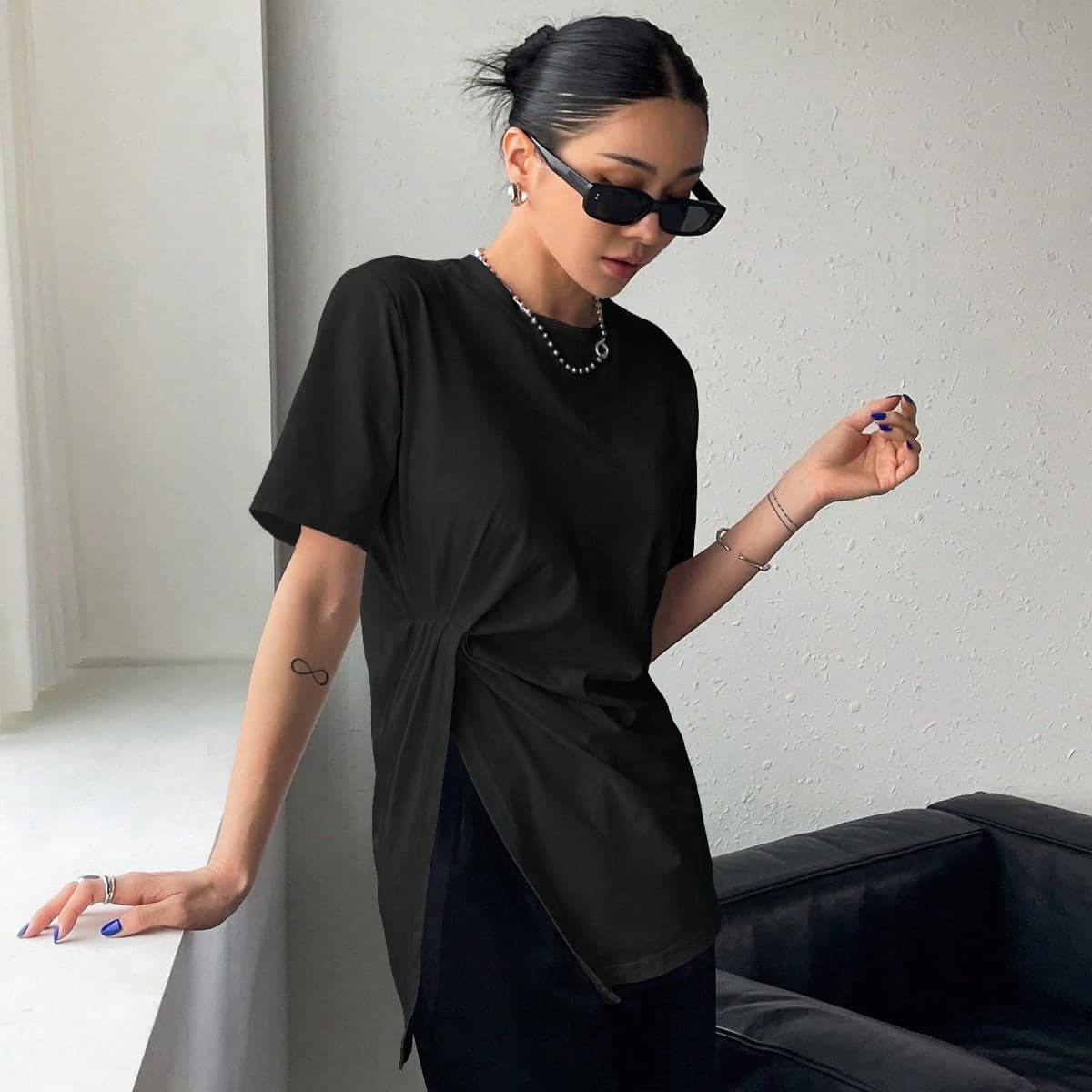 T-shirt à manches courtes unicolore avec ourlet fendu, style décontracté pour l'été
