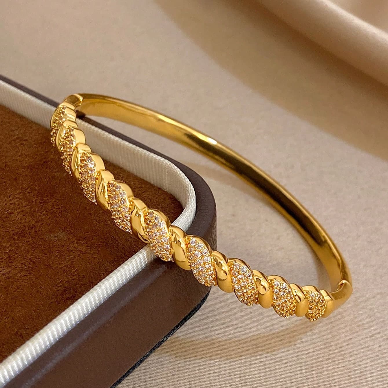 1 pièce Bracelet jonc géométrique asymétrique croisé plaqué or 14 carats pour femmes. Bracelet manchette empilable élégant pour usage