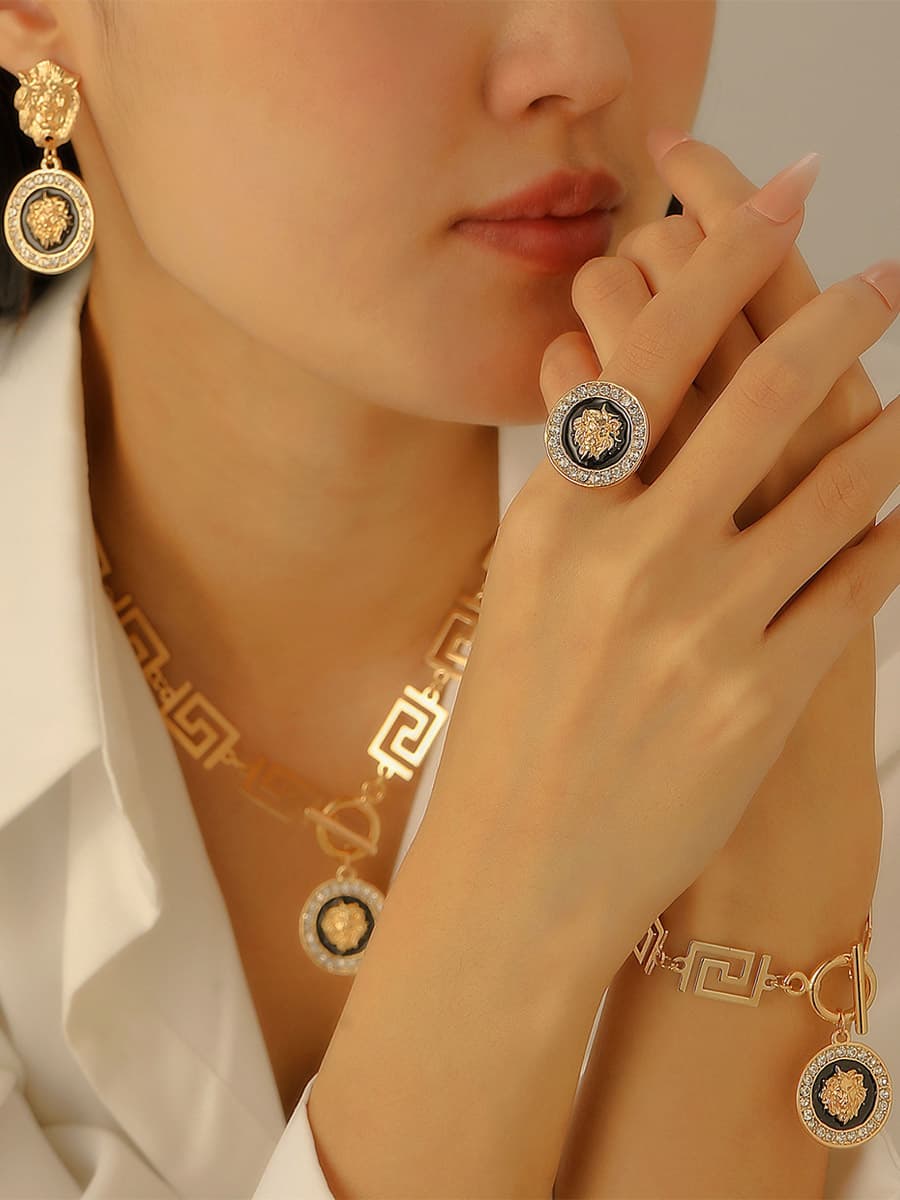 Ensemble de bijoux vintage à médaillon tête de lion motif géométrique grec chaîne collier boucles d'oreilles bague et bracelet 4 pièces
