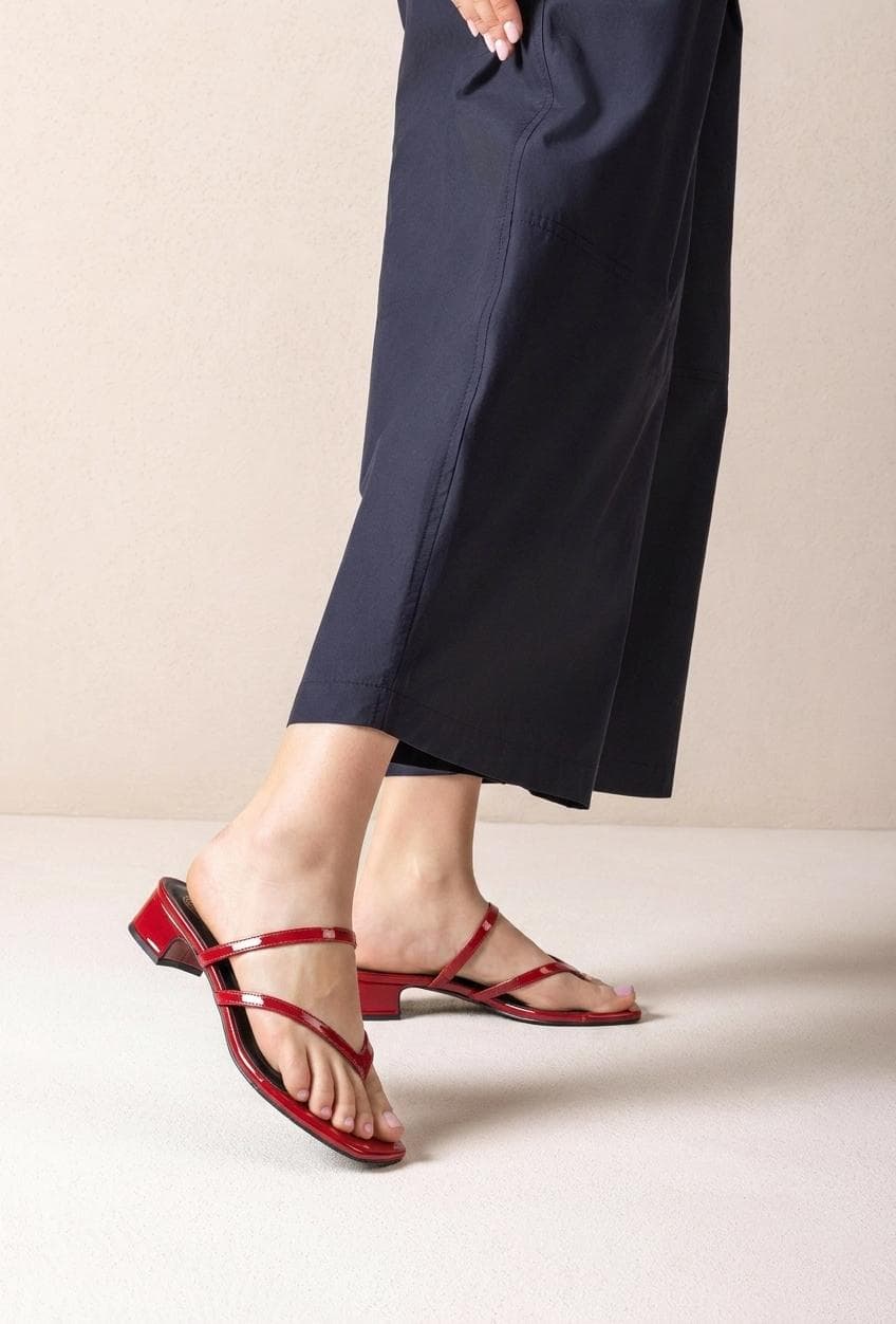 Sandale tong vernis talon bas