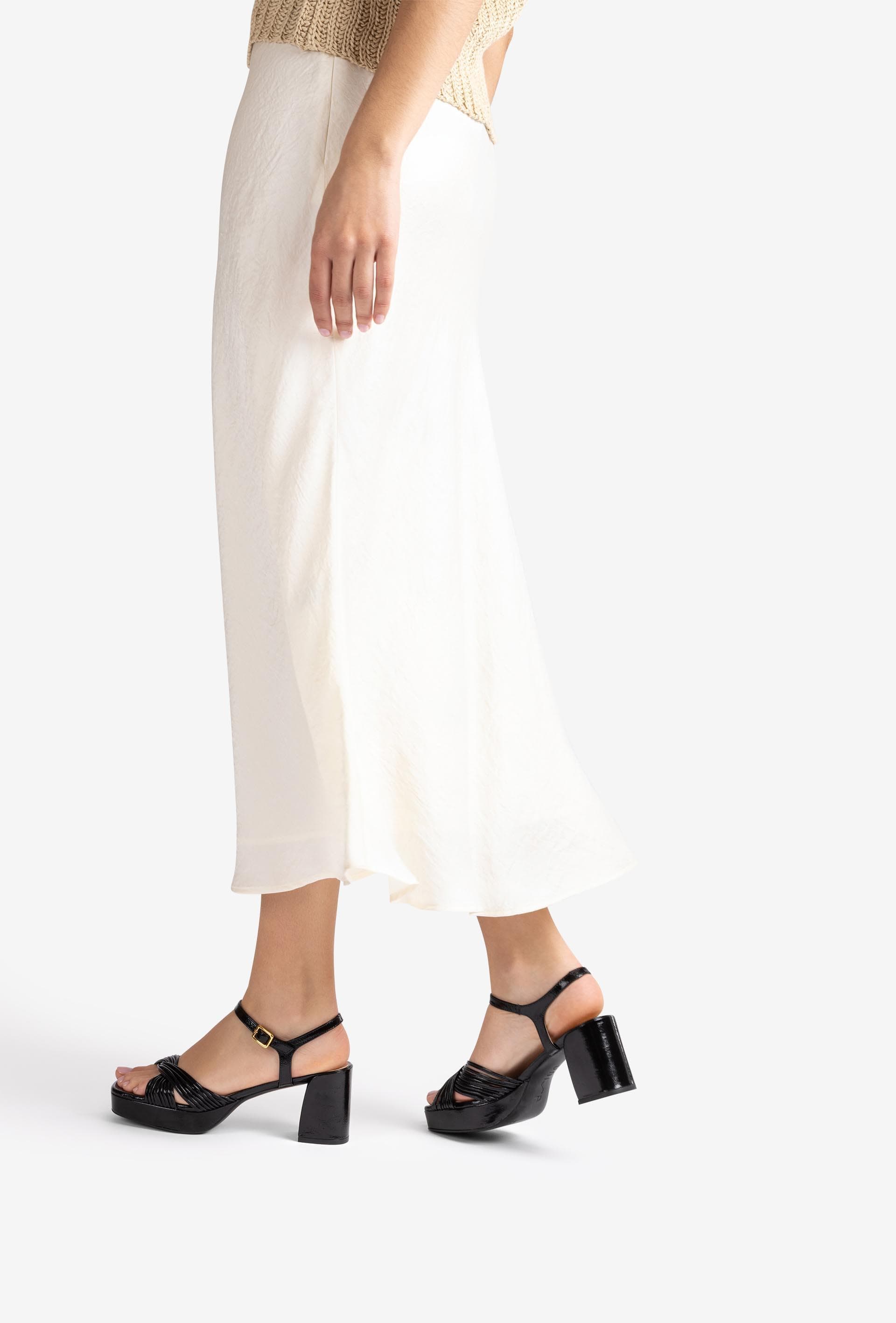 Sandalen mit gekreuzten riemchen